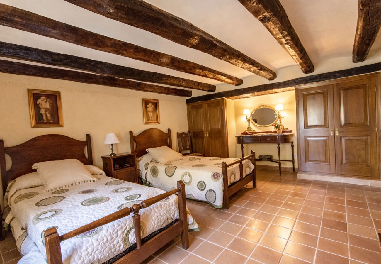 Villa en Santa Oliva - Elegancia atemporal cerca de BCN, 14min a la playa