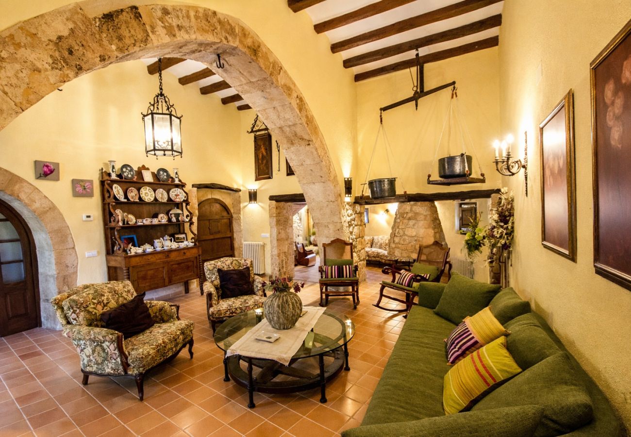 Villa en Santa Oliva - Elegancia atemporal cerca de BCN, 14min a la playa