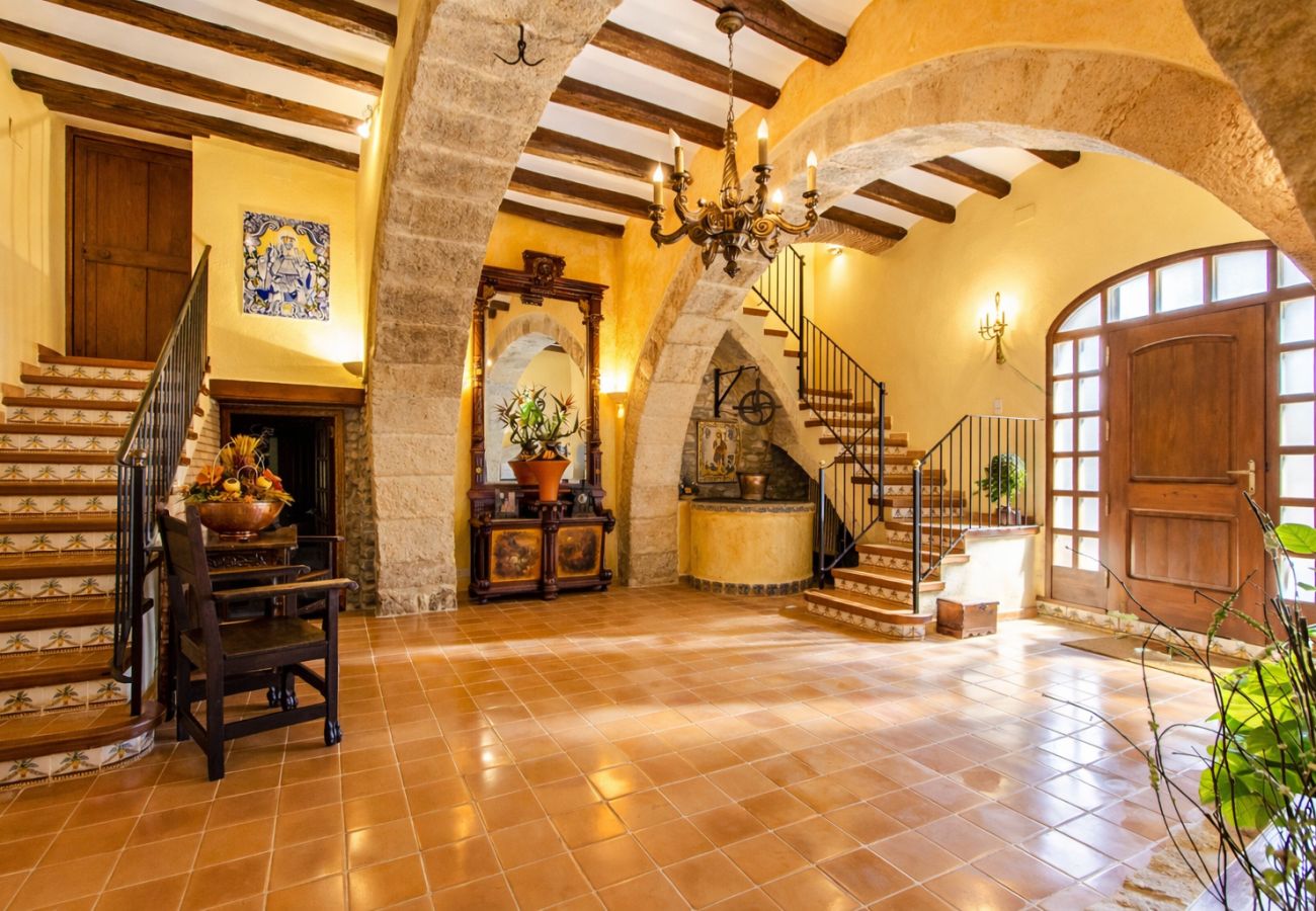 Villa en Santa Oliva - Elegancia atemporal cerca de BCN, 14min a la playa