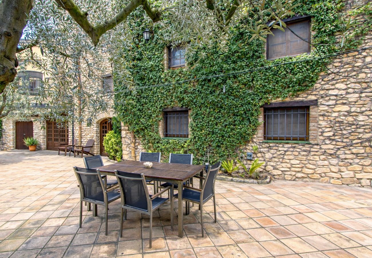 Villa en Santa Oliva - Elegancia atemporal cerca de BCN, 14min a la playa