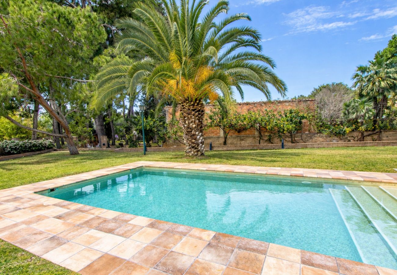Villa en Santa Oliva - Elegancia atemporal cerca de BCN, 14min a la playa