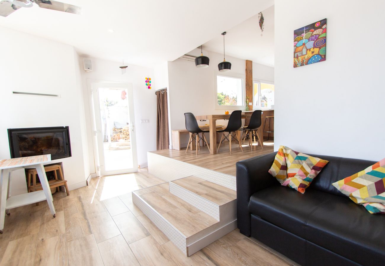 Villa en La Pobla de Montornés - Oasis Tropical Costa Dorada con piscina privada