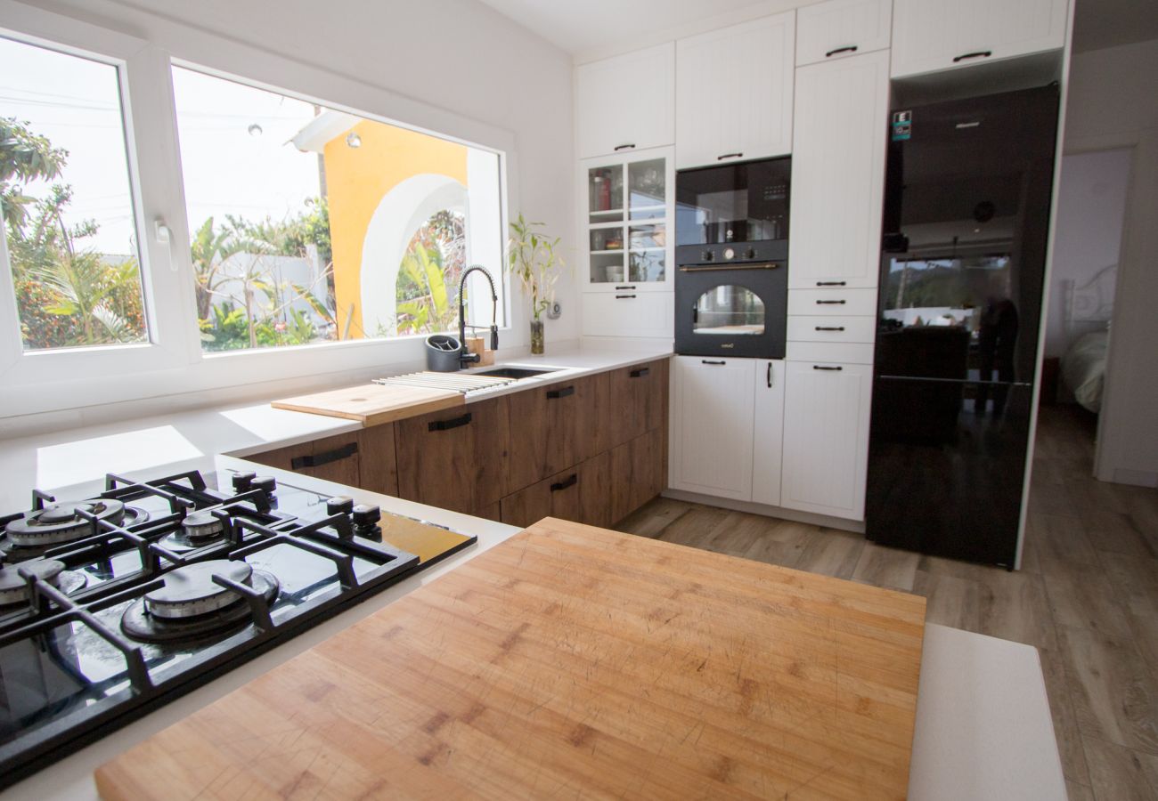 Villa en La Pobla de Montornés - Oasis Tropical Costa Dorada con piscina privada