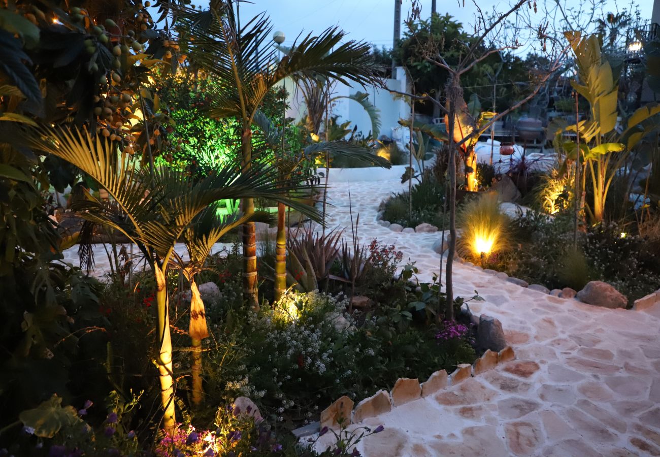 Villa en La Pobla de Montornés - Oasis Tropical Costa Dorada con piscina privada