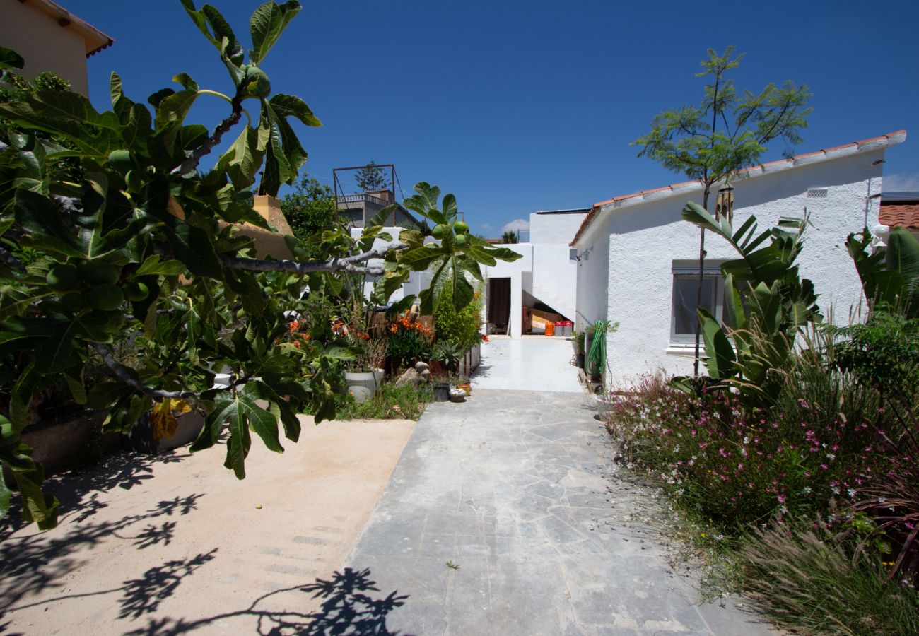 Villa en La Pobla de Montornés - Oasis Tropical Costa Dorada con piscina privada