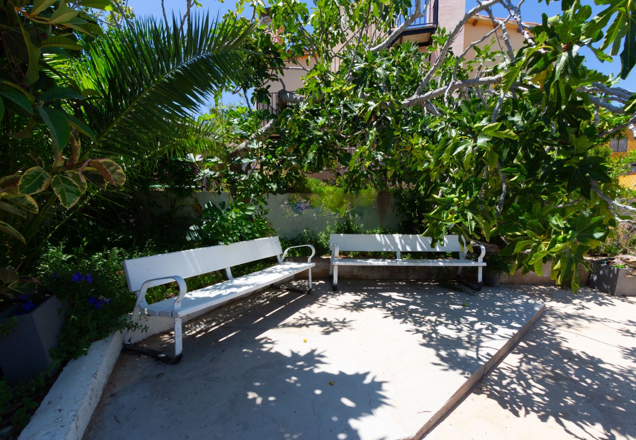 Villa en La Pobla de Montornés - Oasis Tropical Costa Dorada con piscina privada
