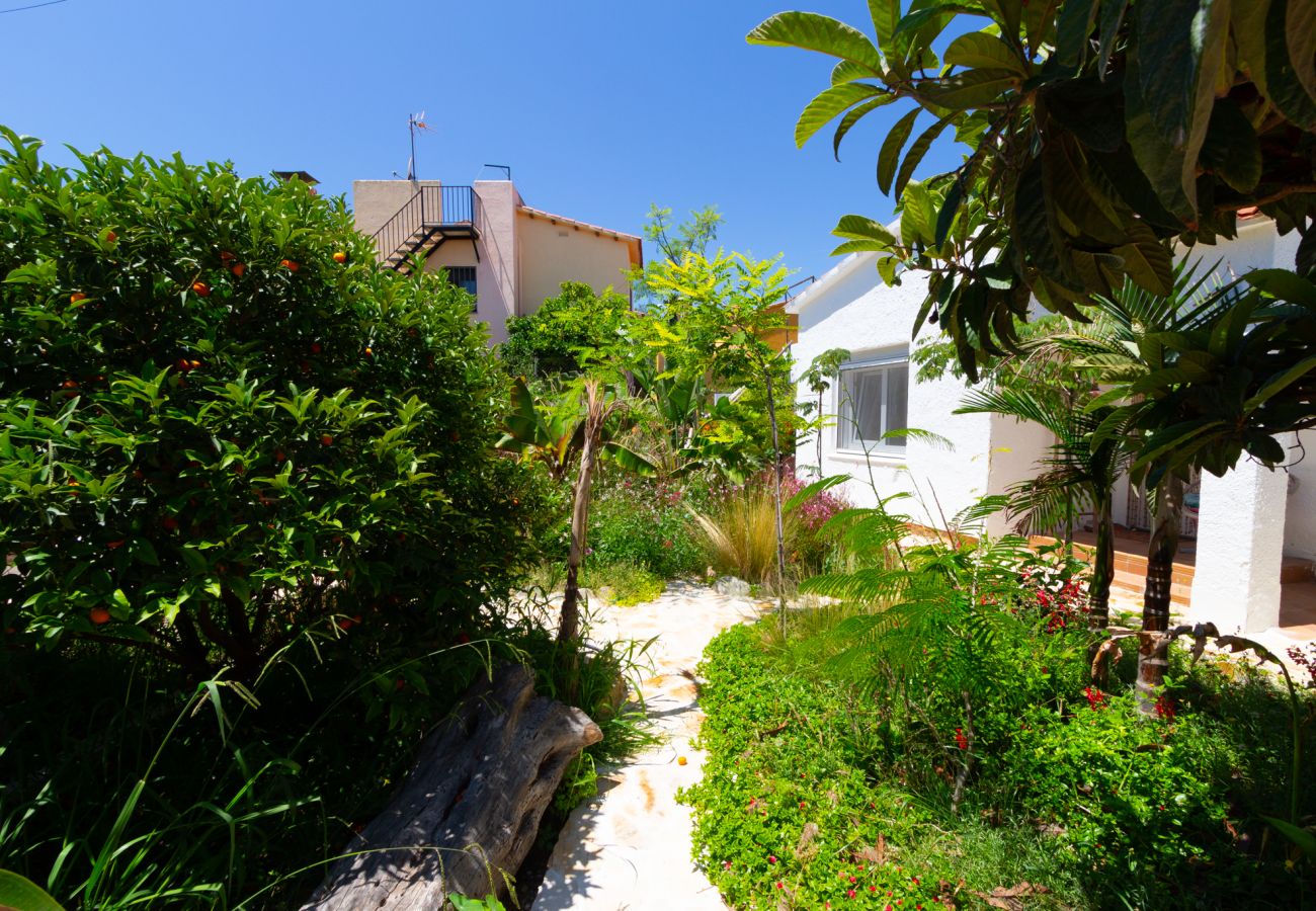 Villa en La Pobla de Montornés - Oasis Tropical Costa Dorada con piscina privada