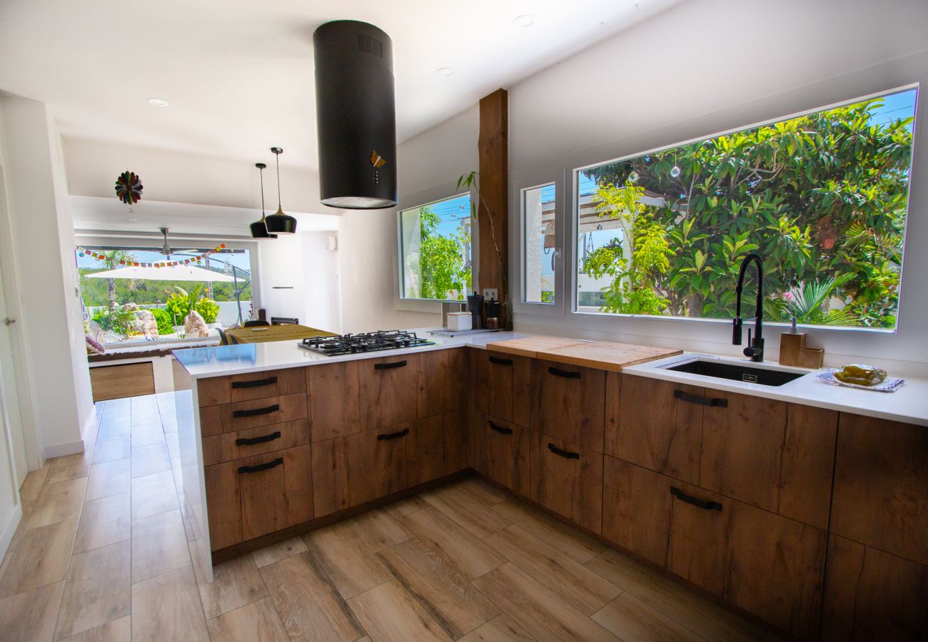 Villa en La Pobla de Montornés - Oasis Tropical Costa Dorada con piscina privada
