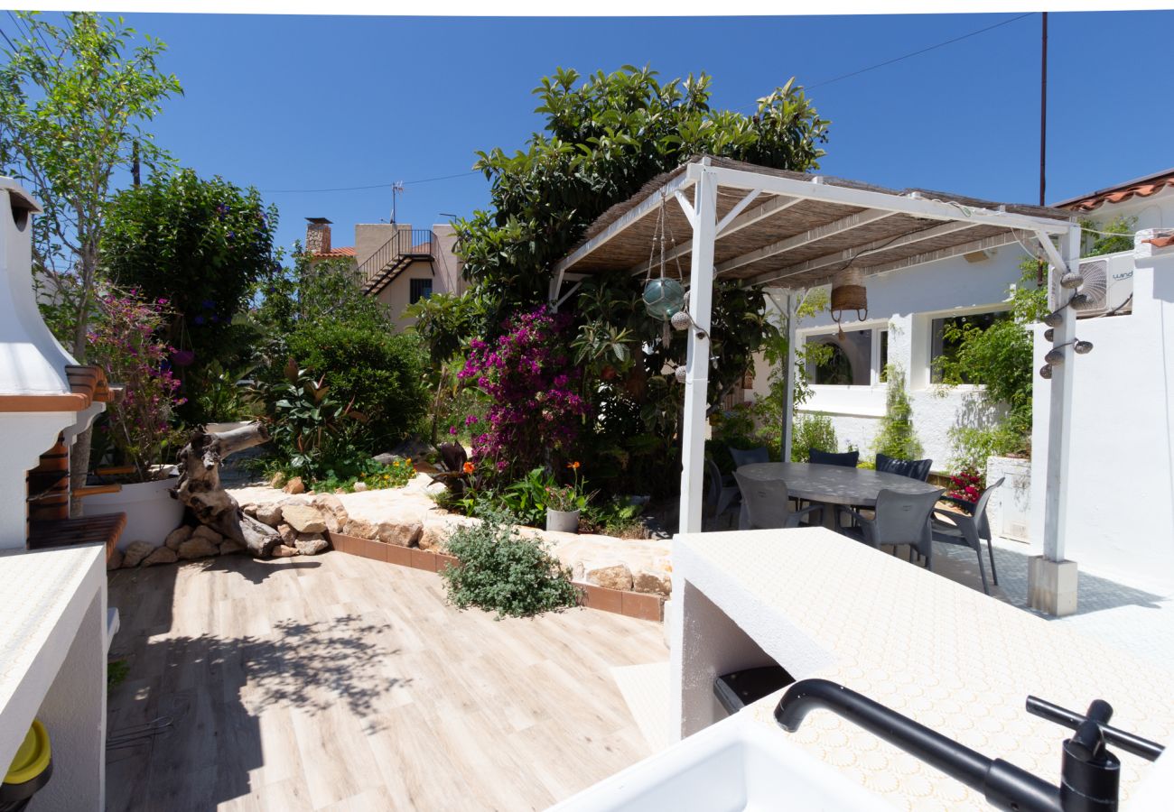 Villa en La Pobla de Montornés - Oasis Tropical Costa Dorada con piscina privada