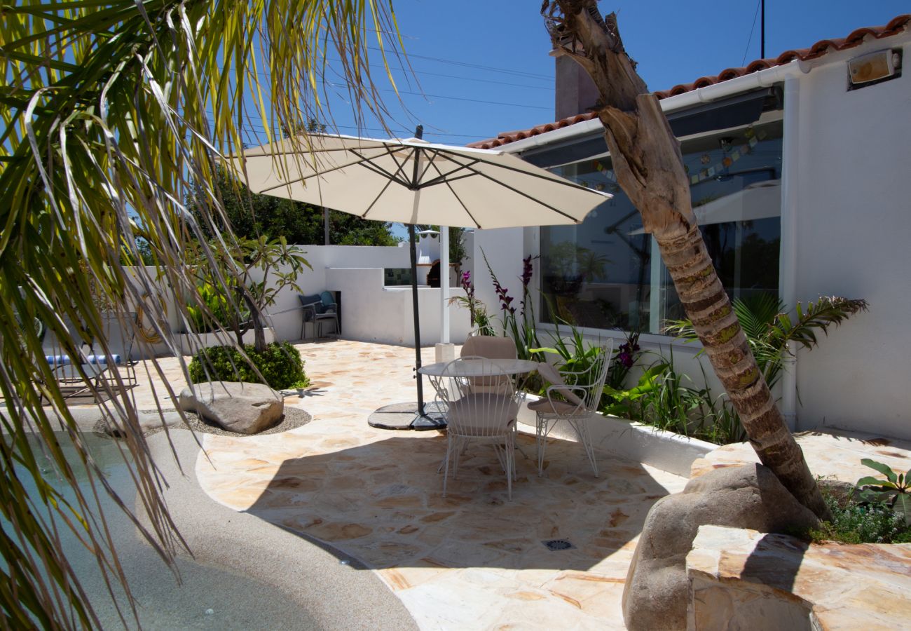 Villa en La Pobla de Montornés - Oasis Tropical Costa Dorada con piscina privada