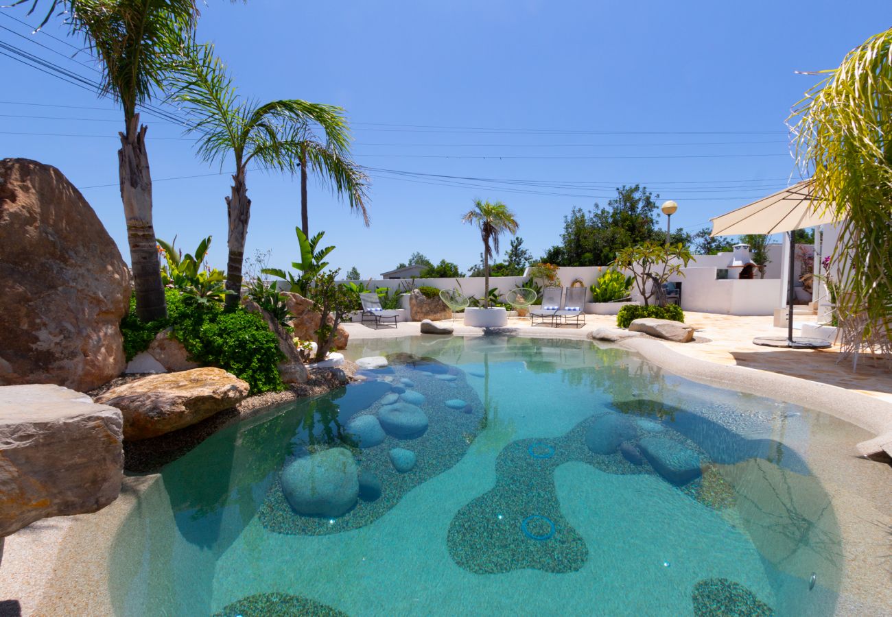 Villa en La Pobla de Montornés - Oasis Tropical Costa Dorada con piscina privada
