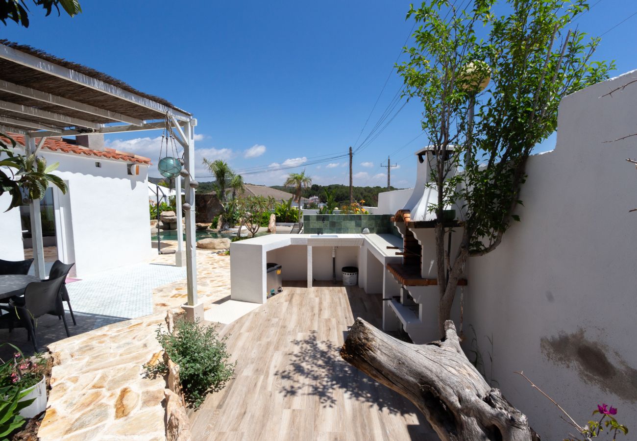 Villa en La Pobla de Montornés - Oasis Tropical Costa Dorada con piscina privada