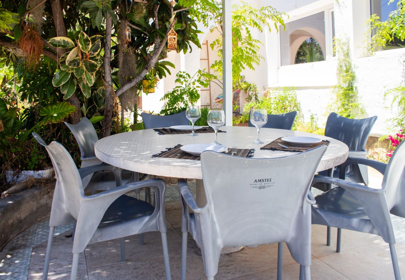Villa en La Pobla de Montornés - Oasis Tropical Costa Dorada con piscina privada