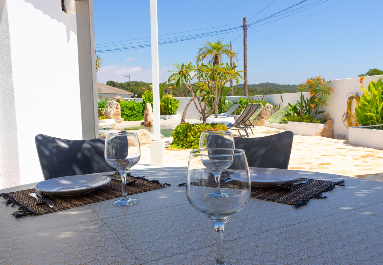 Villa en La Pobla de Montornés - Oasis Tropical Costa Dorada con piscina privada