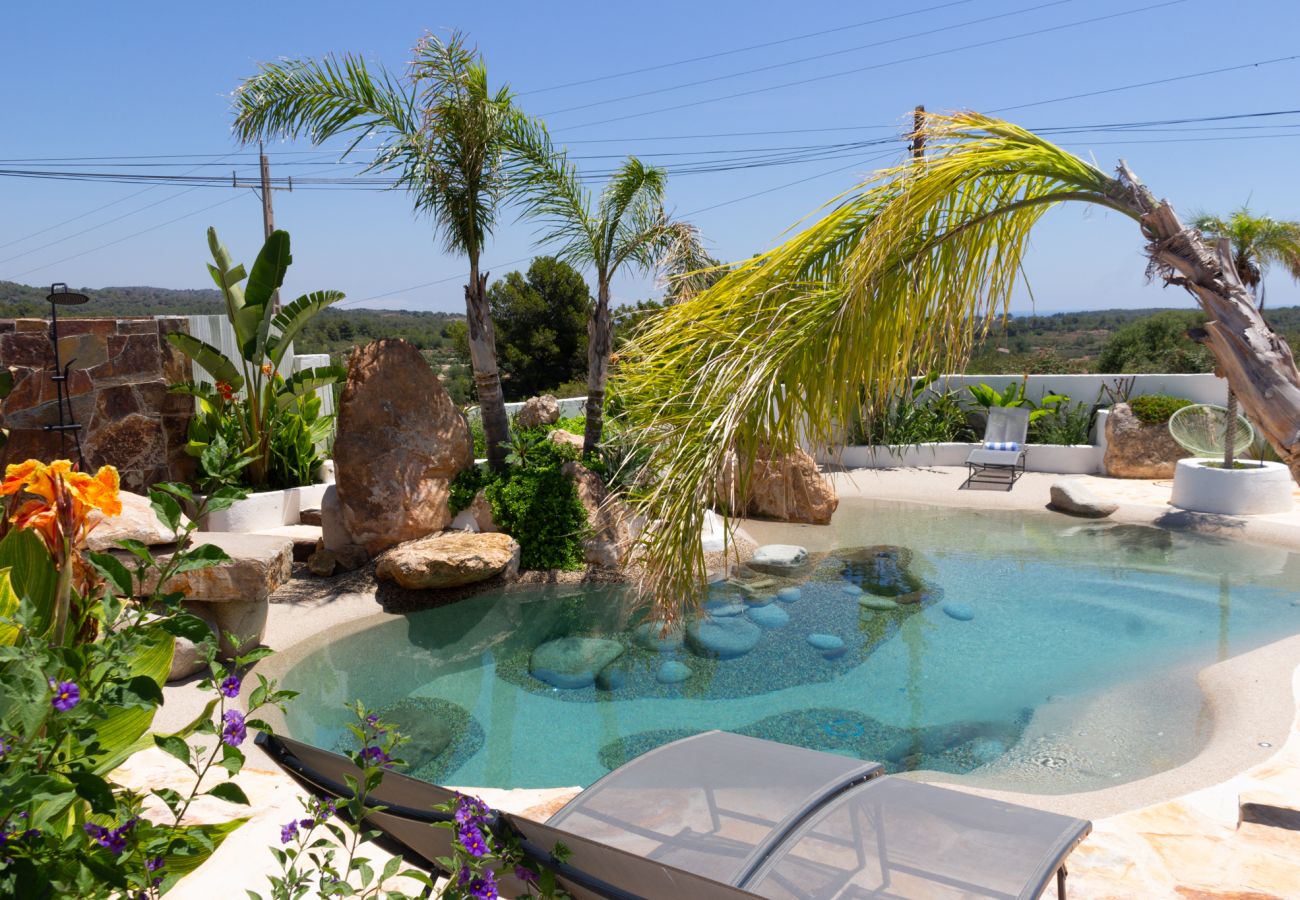 Villa en La Pobla de Montornés - Oasis Tropical Costa Dorada con piscina privada
