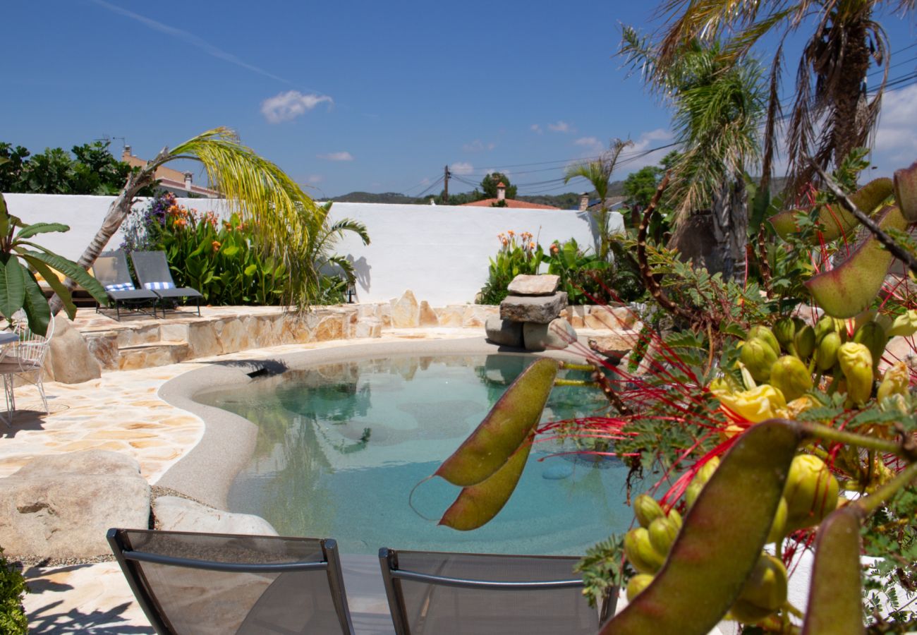 Villa en La Pobla de Montornés - Oasis Tropical Costa Dorada con piscina privada