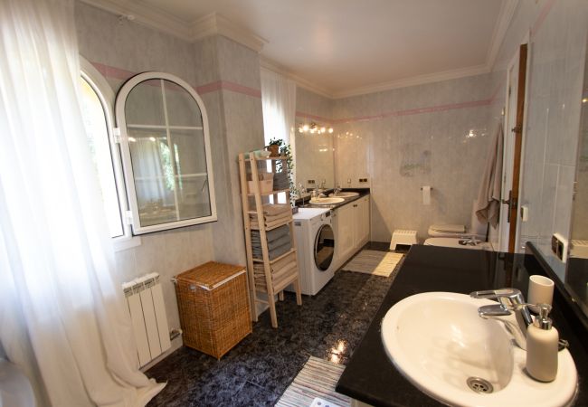 Villa en maçanet de la selva - ¡2 moradas privadas en una magnífica villa! Villa en maçanet de la selva - ¡2 moradas privadas en una magnífica villa!