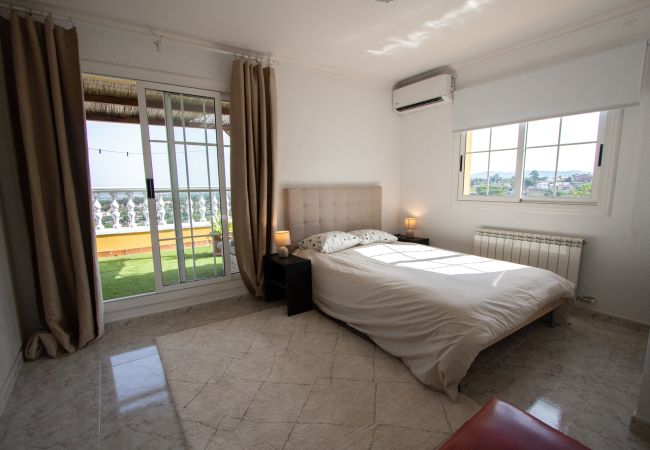 Villa en maçanet de la selva - ¡2 moradas privadas en una magnífica villa! Villa en maçanet de la selva - ¡2 moradas privadas en una magnífica villa!