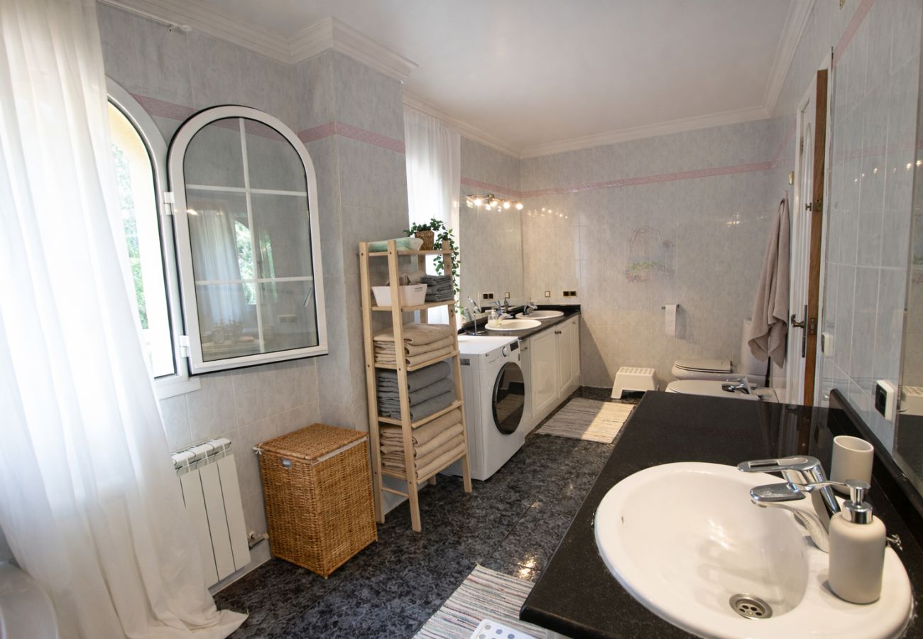 Villa en maçanet de la selva - ¡2 moradas privadas en una magnífica villa!