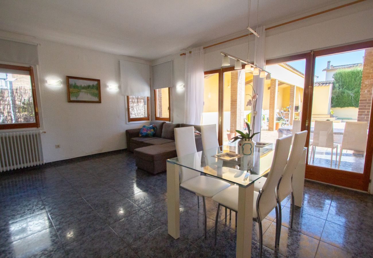 Villa en Gerona / Girona - Oasis con piscina cerca de lago y Museo Dali!