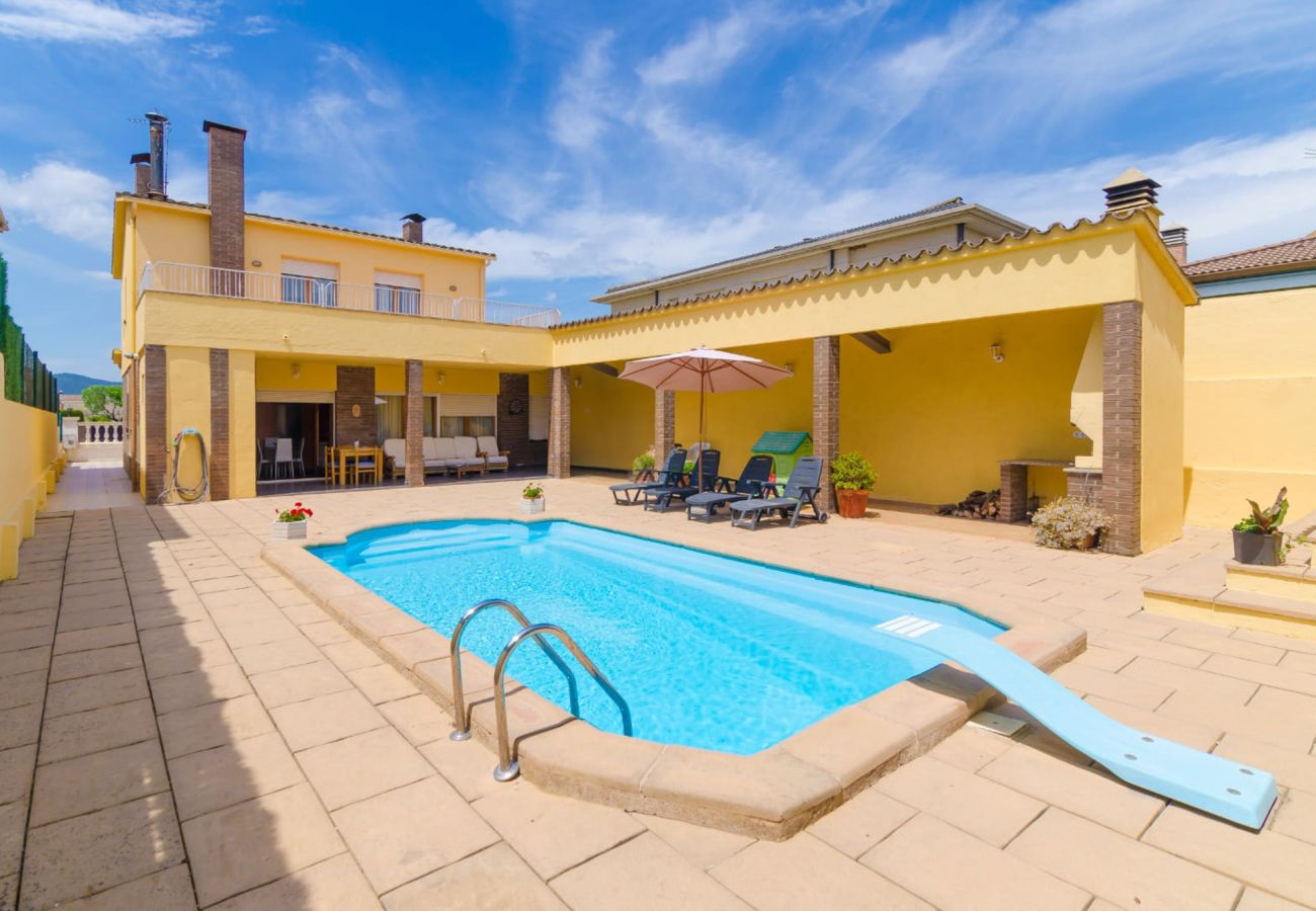 Villa en Banyoles - Oasis con piscina cerca de lago y Museo Dali!