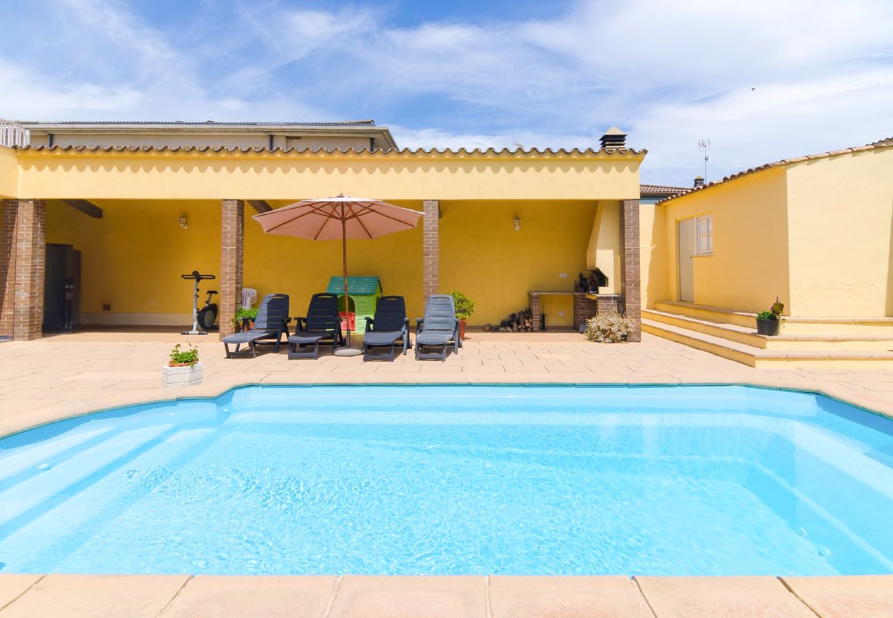 Villa en Banyoles - Oasis con piscina cerca de lago y Museo Dali!