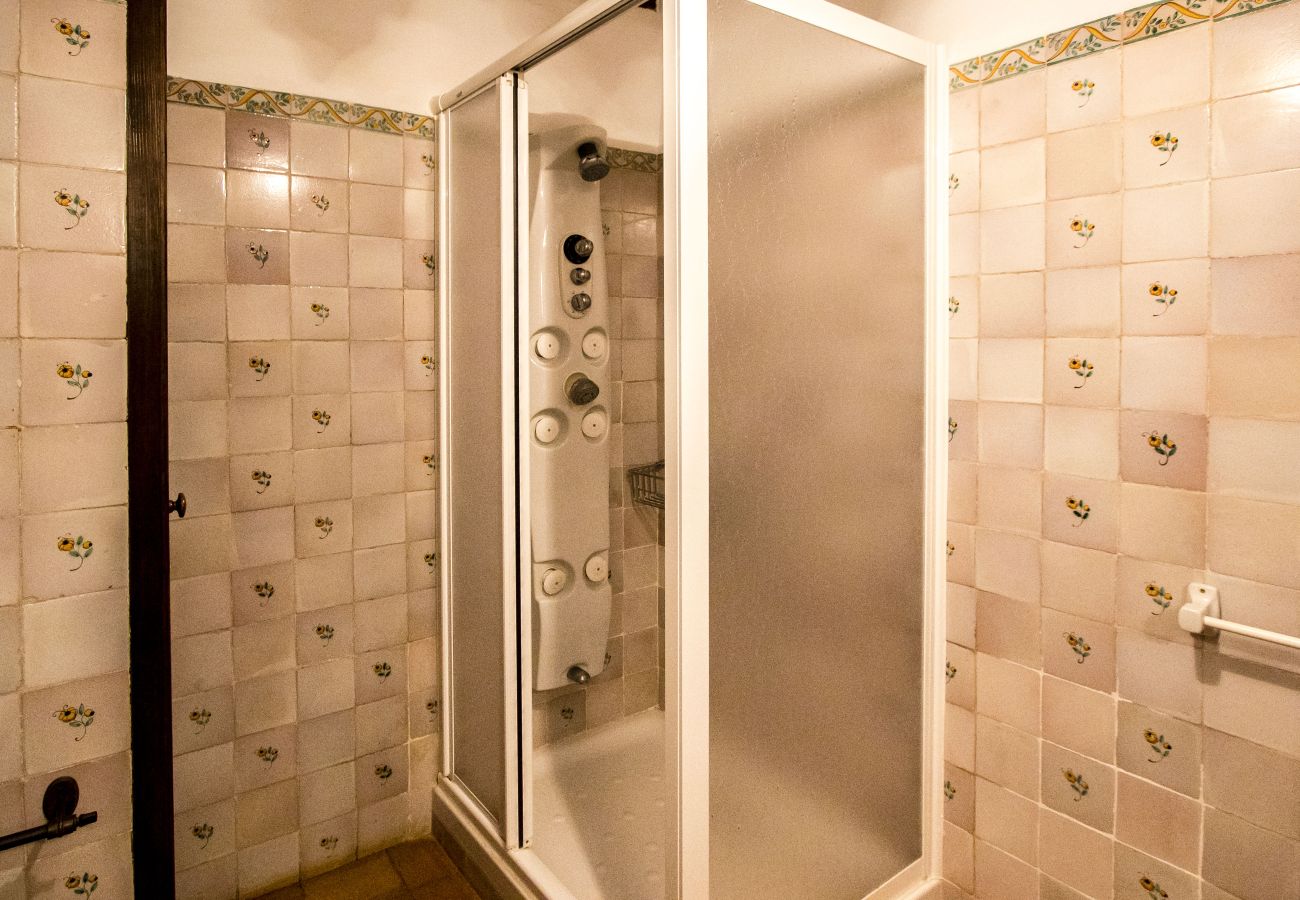 Villa en Santa Oliva - Escápate a la historia y la elegancia en esta majestuosa finca doble con capacidad total para 32 personas, a 14 minutos de Barcelona