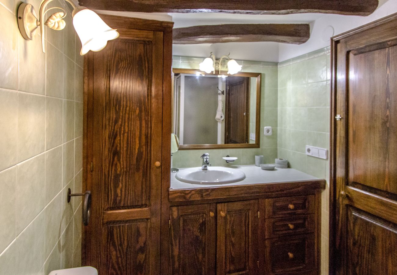 Villa en Santa Oliva - Escápate a la historia y la elegancia en esta majestuosa finca doble con capacidad total para 32 personas, a 14 minutos de Barcelona