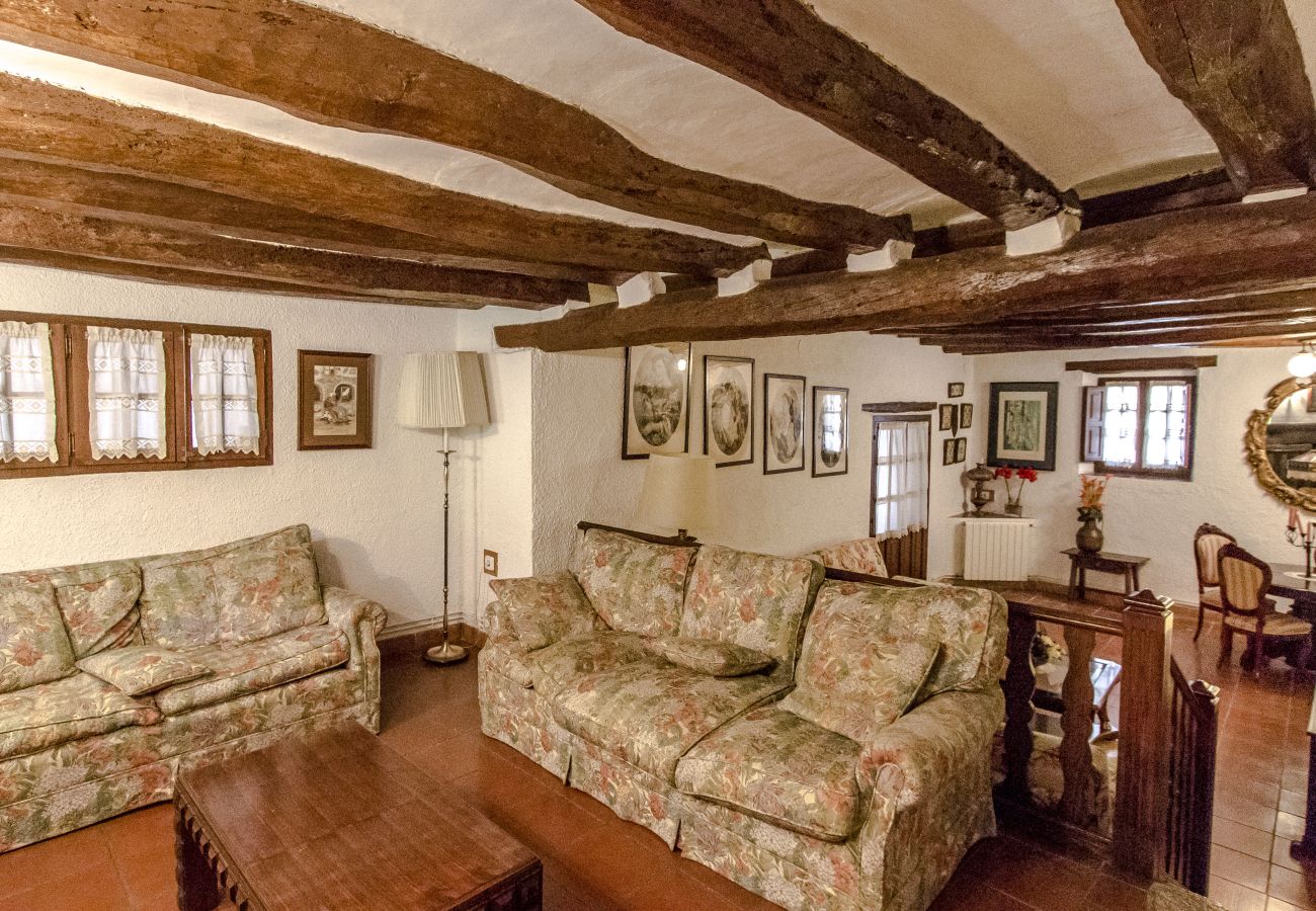 Villa en Santa Oliva - Escápate a la historia y la elegancia en esta majestuosa finca doble con capacidad total para 32 personas, a 14 minutos de Barcelona