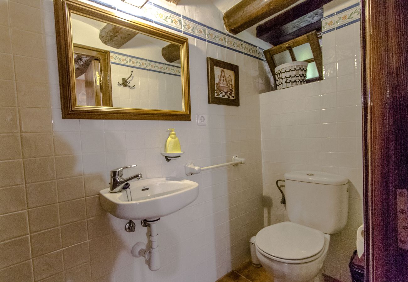 Villa en Santa Oliva - Escápate a la historia y la elegancia en esta majestuosa finca doble con capacidad total para 32 personas, a 14 minutos de Barcelona