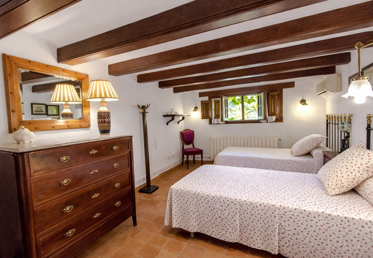 Villa en Santa Oliva - Majestuosa e historica para 32 personas, playa 10km