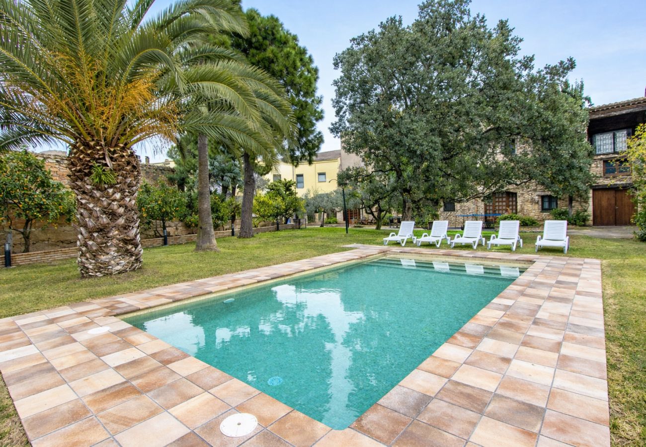 Villa en Santa Oliva - Majestuosa e historica para 32 personas, playa 10km