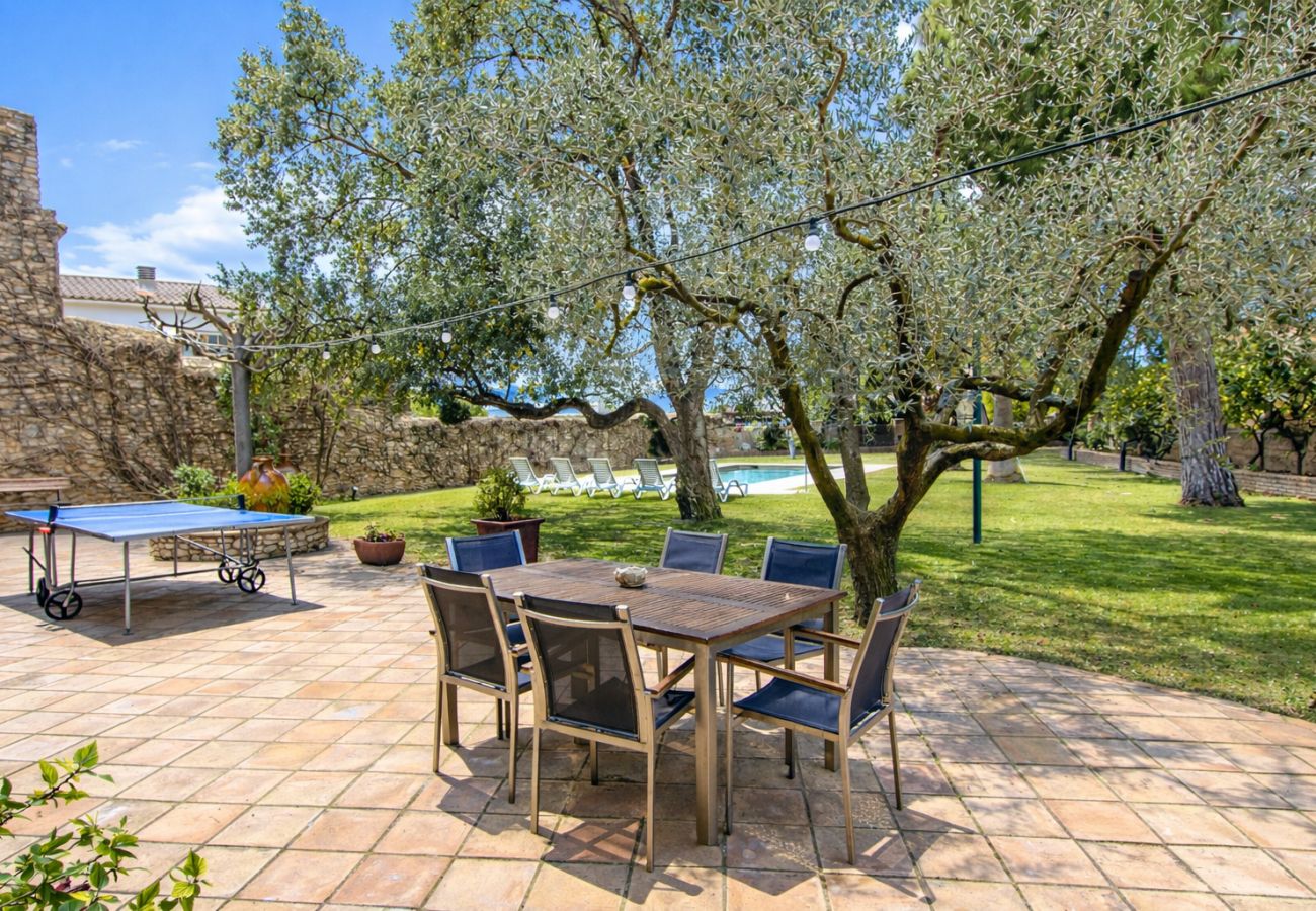 Villa en Santa Oliva - Majestuosa e historica para 32 personas, playa 10km