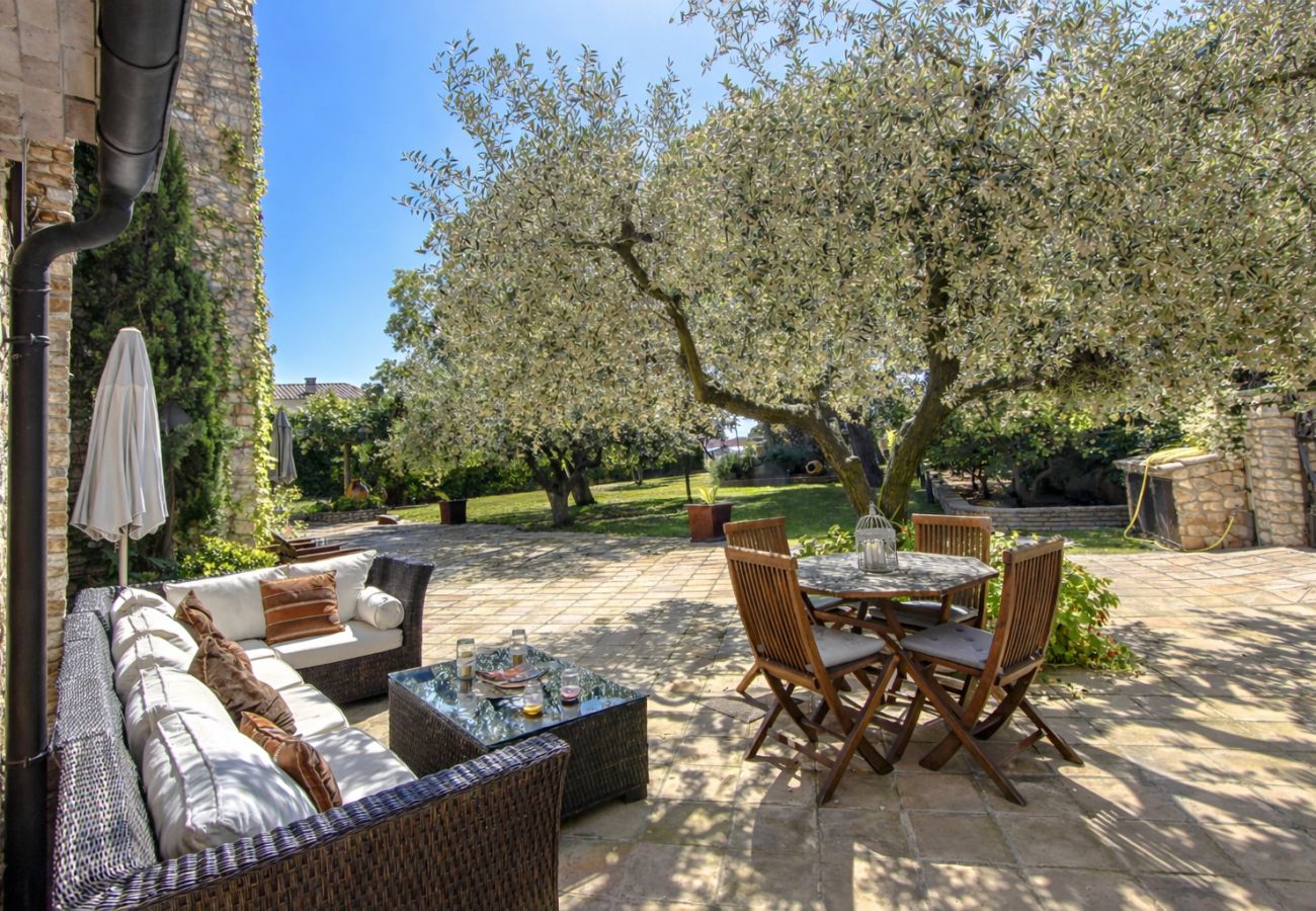 Villa en Santa Oliva - Majestuosa e historica para 32 personas, playa 10km