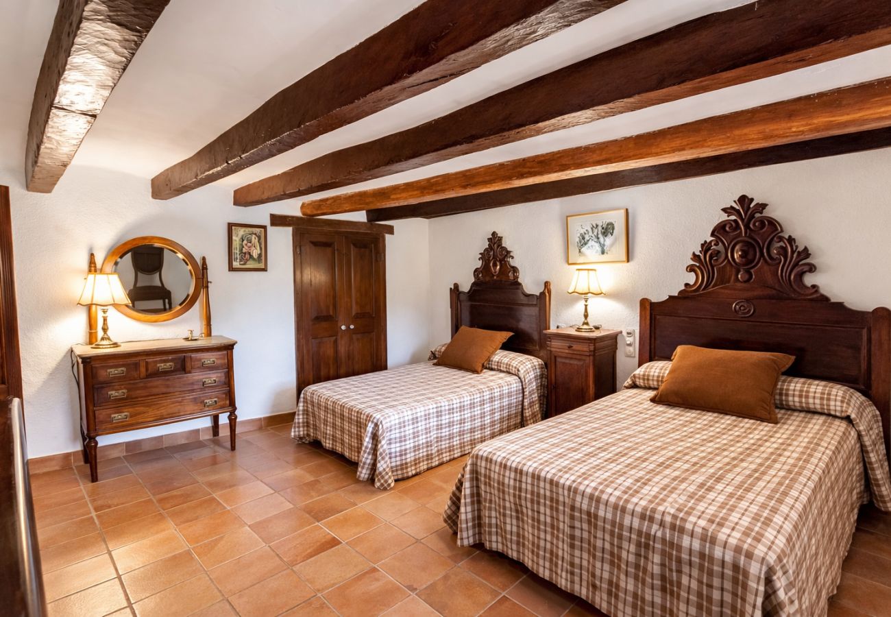 Villa en Santa Oliva - Majestuosa e historica para 32 personas, playa 10km