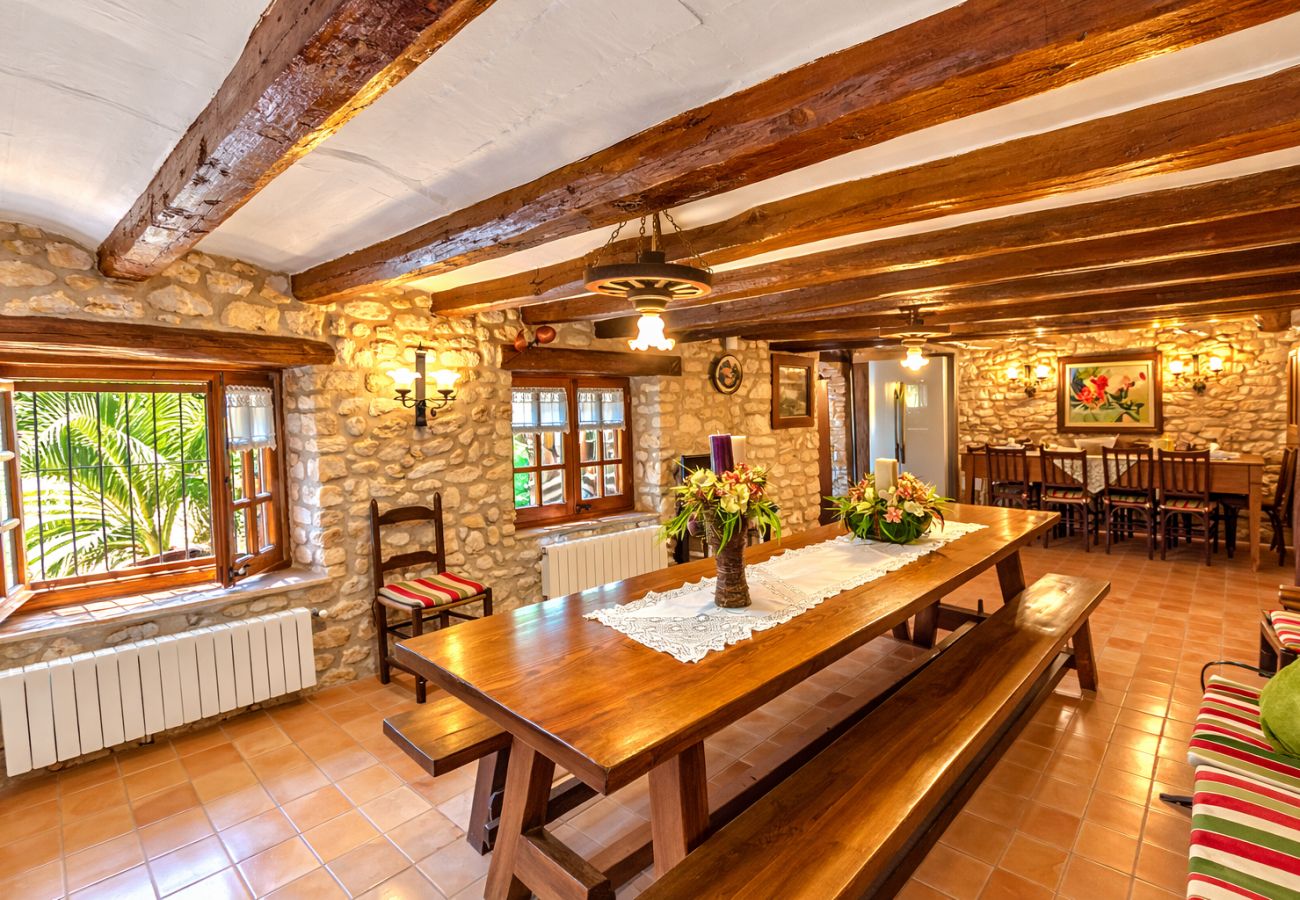 Villa en Santa Oliva - Majestuosa e historica para 32 personas, playa 10km