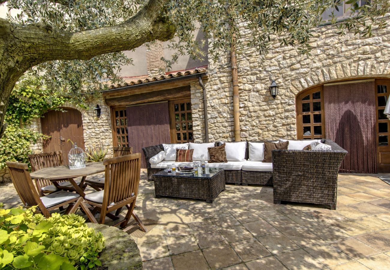 Villa en Santa Oliva - Majestuosa e historica para 32 personas, playa 10km