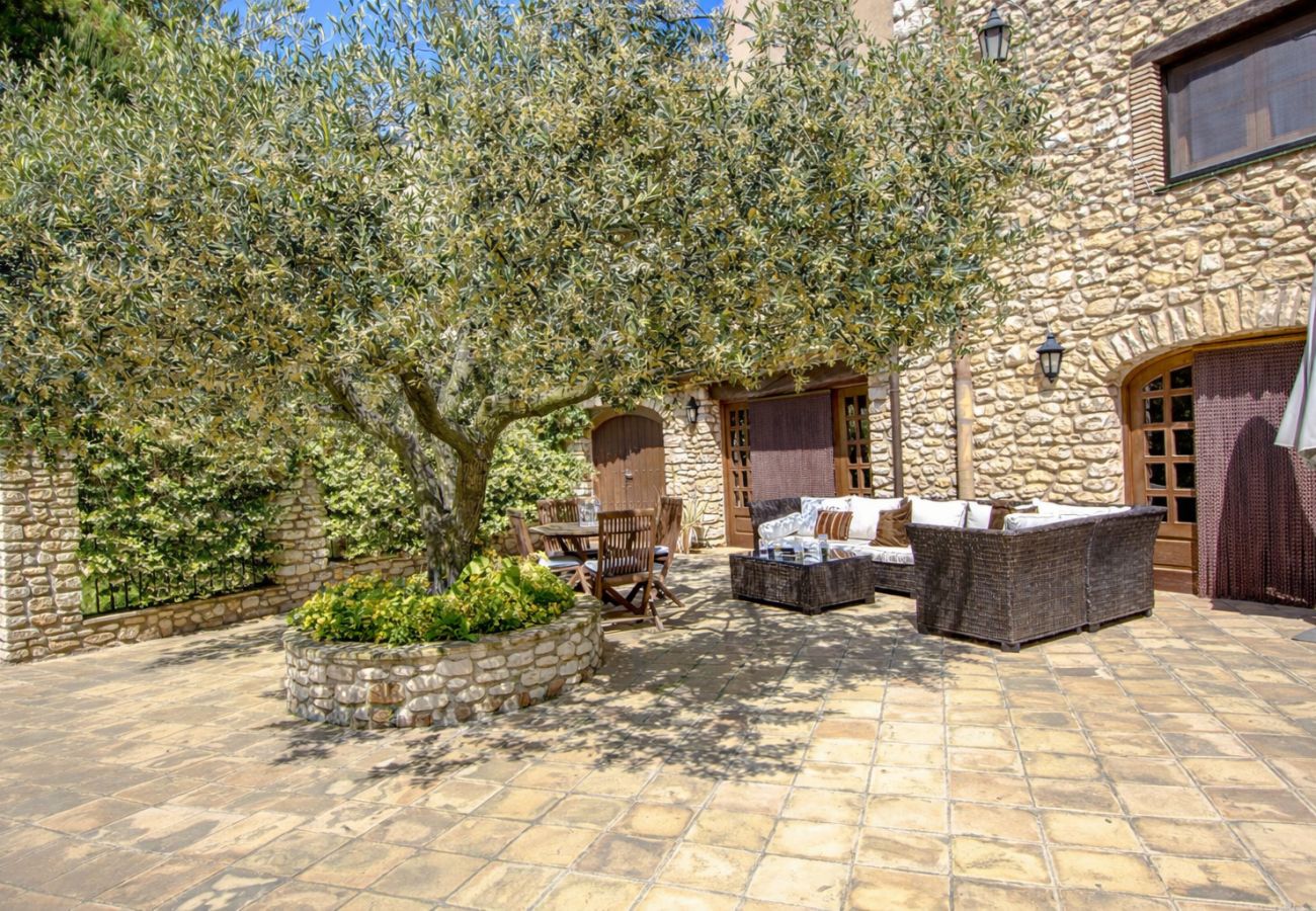 Villa en Santa Oliva - Majestuosa e historica para 32 personas, playa 10km