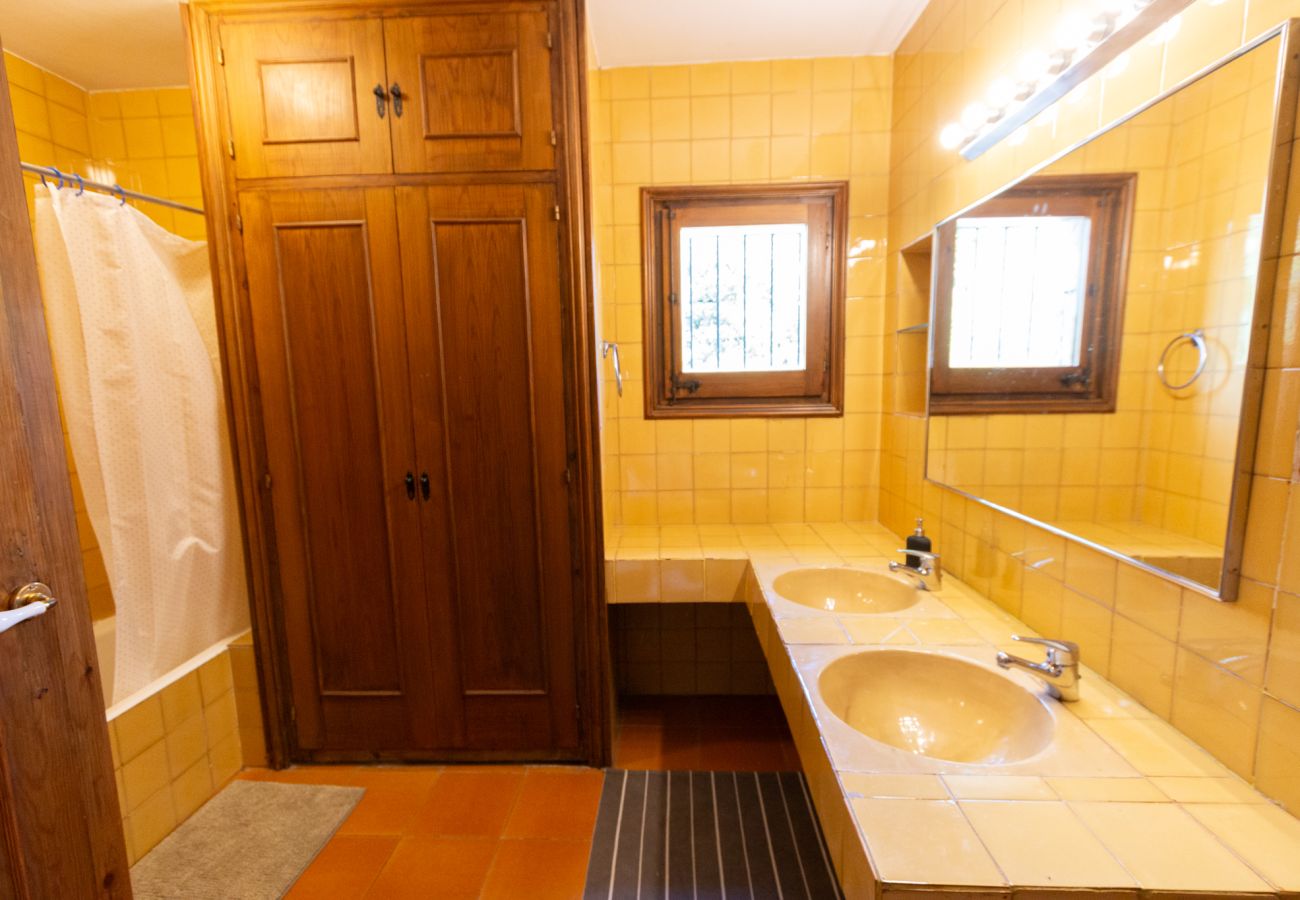 Villa en Cervelló - Rural getaway with pool & nature, 26 km BCN