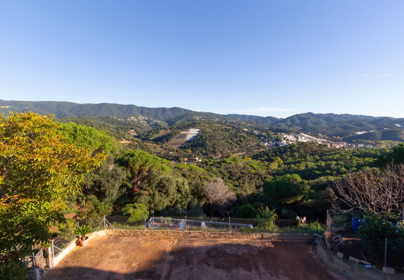 Villa en Sant Cebrià de Vallalta - Espectaculares vistas a la montaña a 4 km de la playa.