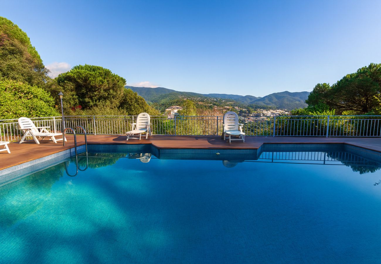 Villa en Sant Cebrià de Vallalta - Espectaculares vistas a la montaña a 4 km de la playa.