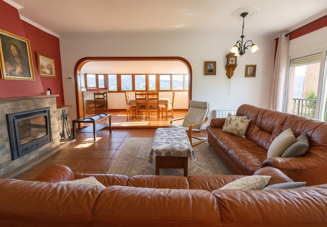 Villa en Sant Cebrià de Vallalta - Espectaculares vistas a la montaña a 4 km de la playa.