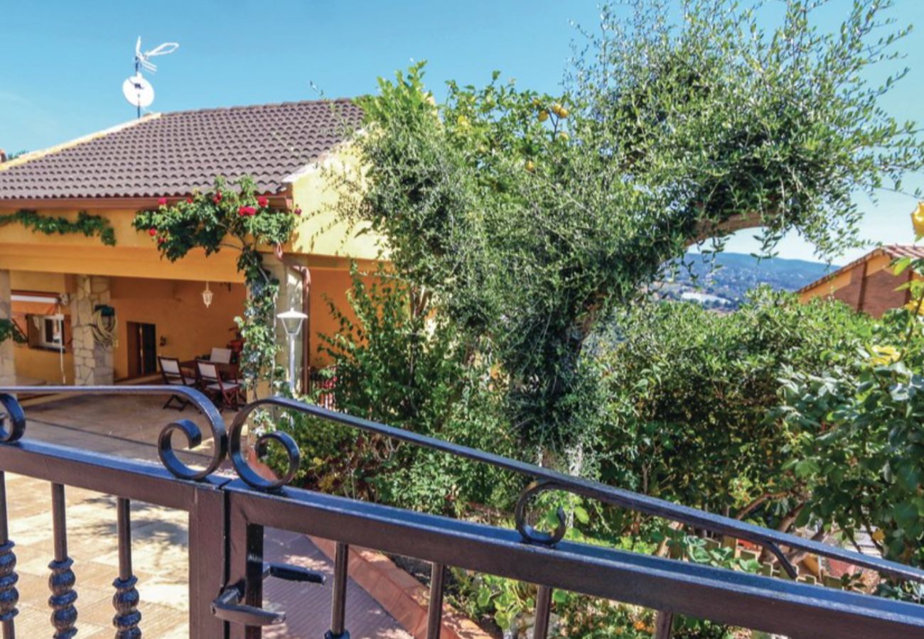 Villa en Sant Cebrià de Vallalta - Espectaculares vistas a la montaña a 4 km de la playa.