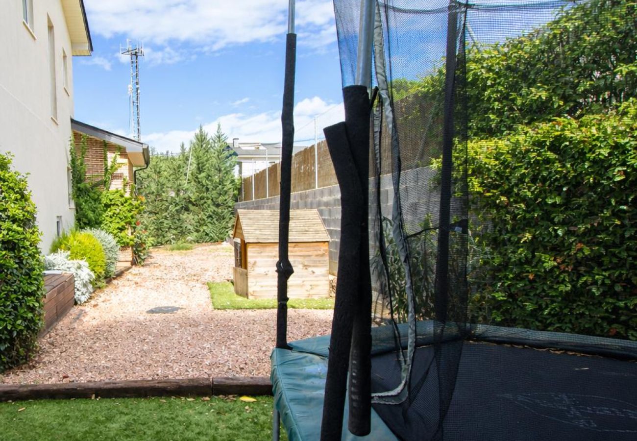 Villa en Llinars del Vallès - Villa con piscina cerca de Barcelona - Tiendas a pie