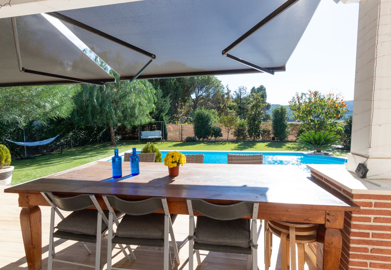 Villa en Llinars del Vallès - Villa con piscina cerca de Barcelona - Tiendas a pie