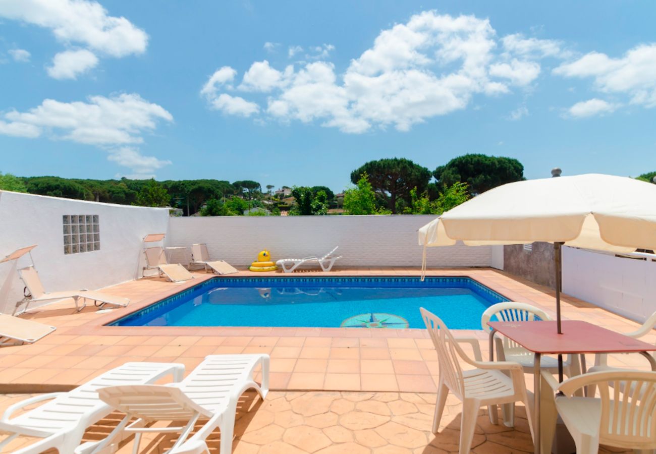 Villa en Sils - Villa relajante con piscina privada cerca de Costa Brava