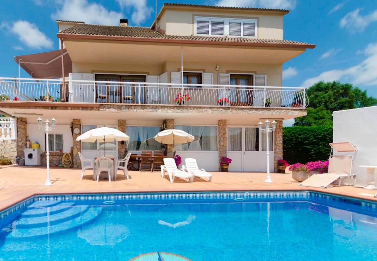 Villa en Sils - Villa relajante con piscina privada cerca de Costa Brava