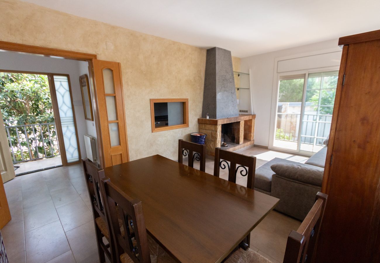 Villa en La Bisbal del Penedés - Amplio refugio de montaña con piscina privada