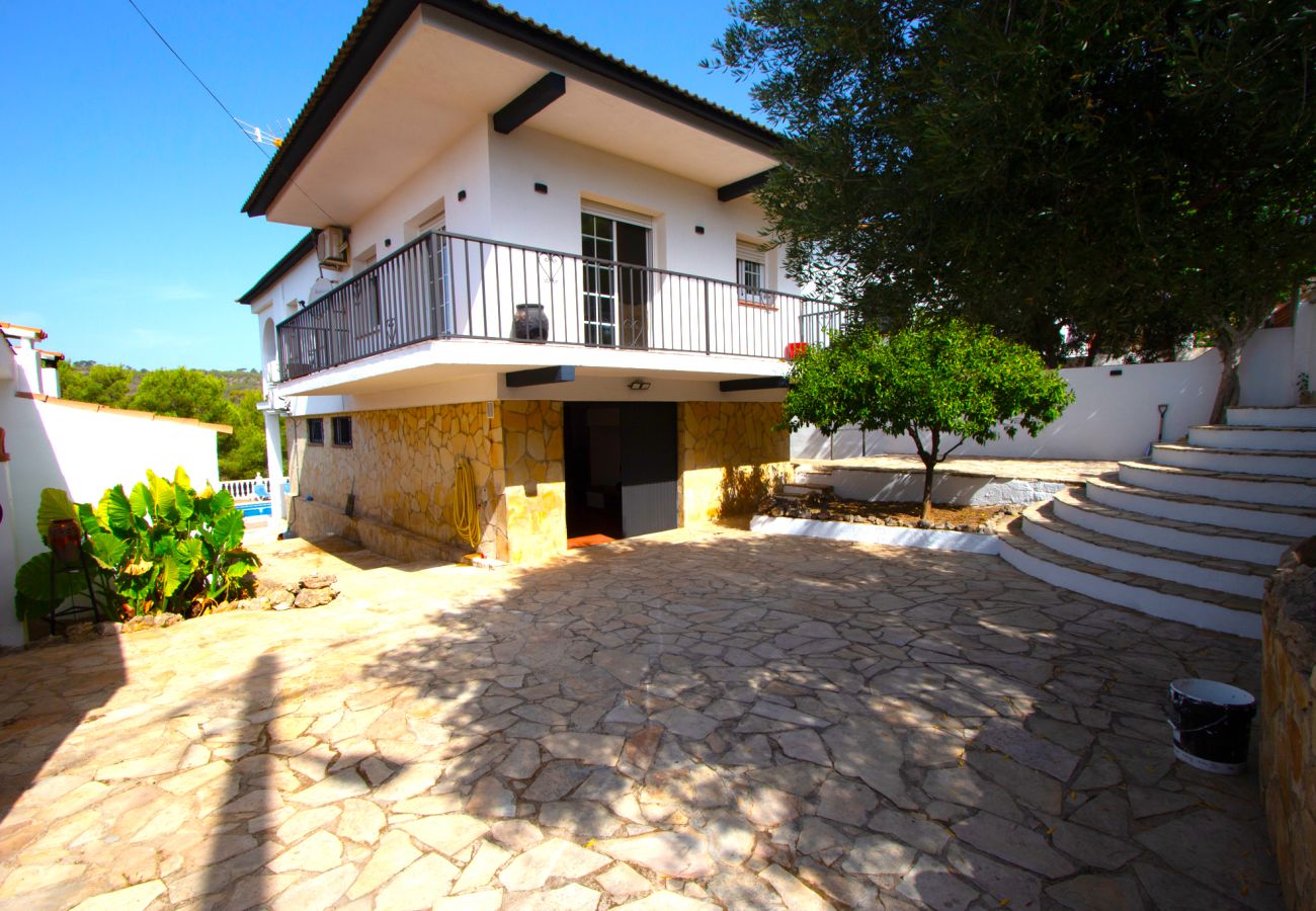 Villa en La Bisbal del Penedés - Amplio refugio de montaña con piscina privada