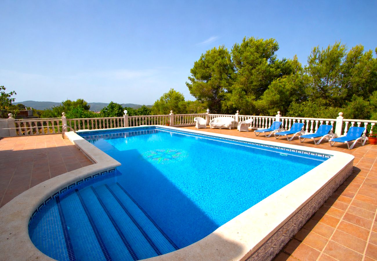 Villa en La Bisbal del Penedés - Amplio refugio de montaña con piscina privada